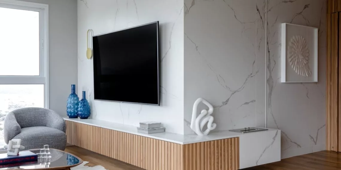 Arquiteta compartilha ideias para sair do óbvio no painel da TV