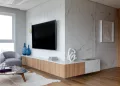 Painel de TV além da madeira: arquiteta mostra como vidro, porcelanato e MDF mudam o jogo na sala de estar