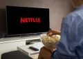 A TV pode ficar escondida, no teto ou nem existir como tela fixa — veja como isso muda o projeto de uma sala