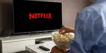 A TV pode ficar escondida, no teto ou nem existir como tela fixa — veja como isso muda o projeto de uma sala