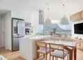 Apartamento na Barra da Tijuca tem banco com telescópio na antiga varanda — e virou o novo lar de uma família de São Paulo