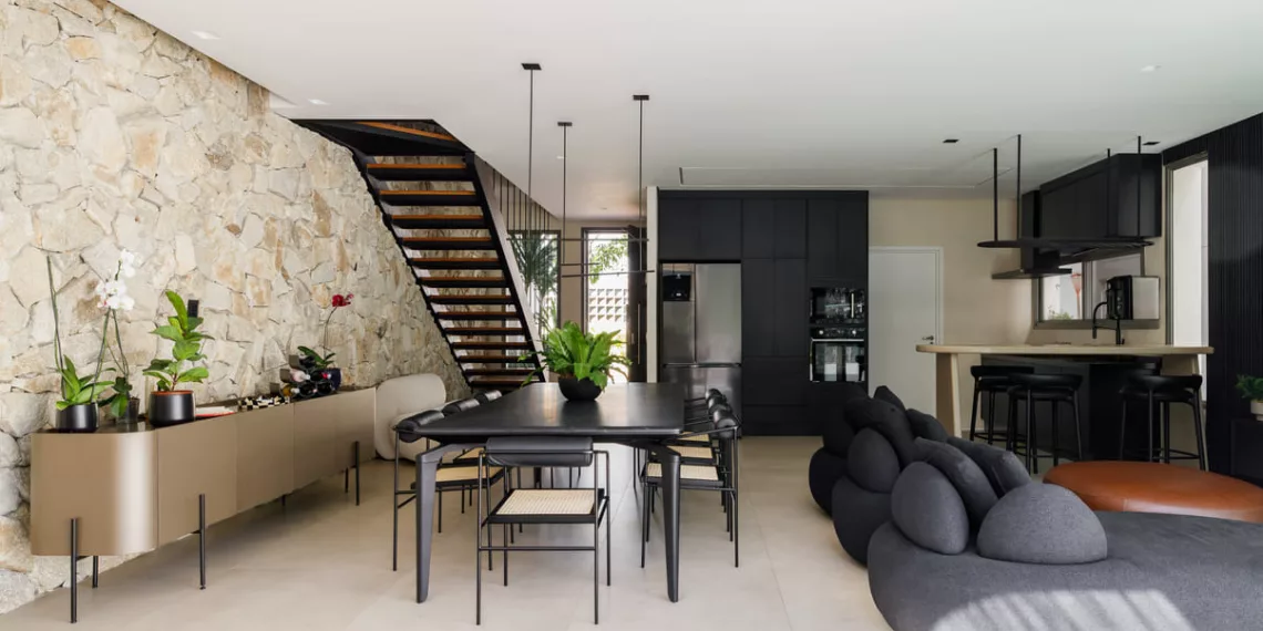 DÉCOR ALL BLACK GARANTE LUXO E SOFISTICAÇÃO EM CASA DE 200M