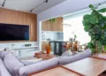 Uma mesa oval sem quinas, uma tela de proteção na escada do quarto: como um apartamento em São Paulo foi redesenhado pensando primeiro nas crianças