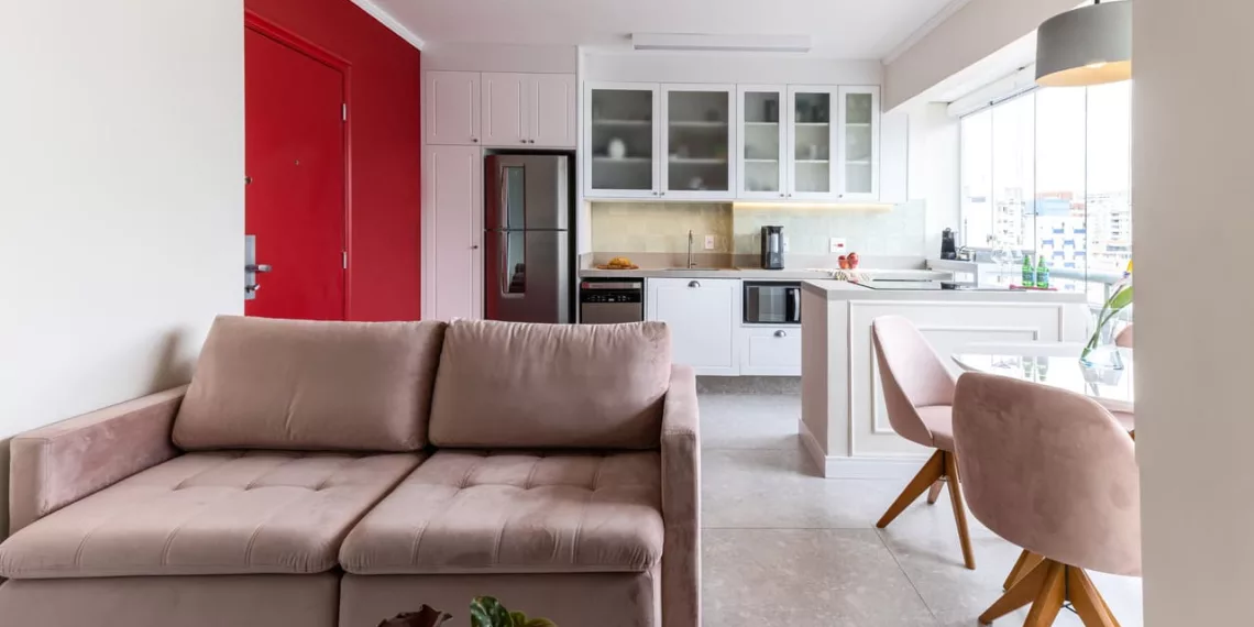 Projeto de interiores entrega ambientes leves e bem distribuídos em apto de 38m²
