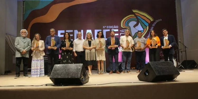 trofeu fenace 1 Troféu Fenacce celebra destaques do artesanato e cultura brasileira