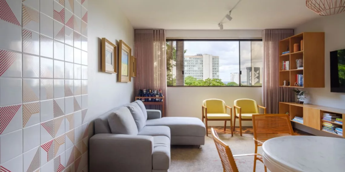 Apartamento valoriza memórias e convívio familiar em projeto assinado por Hersen Mendes Arquitetura