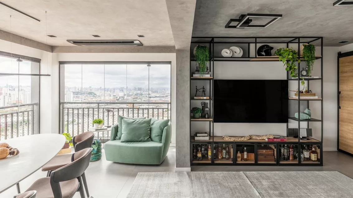 envidracamento sacada 2 Fechamento de vidro na sacada: elegância, conforto e proteção para apartamentos urbanos