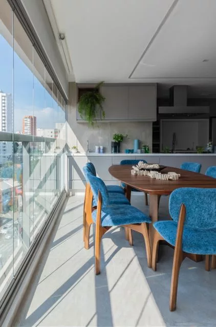 envidracamento sacada 4 Fechamento de vidro na sacada: elegância, conforto e proteção para apartamentos urbanos