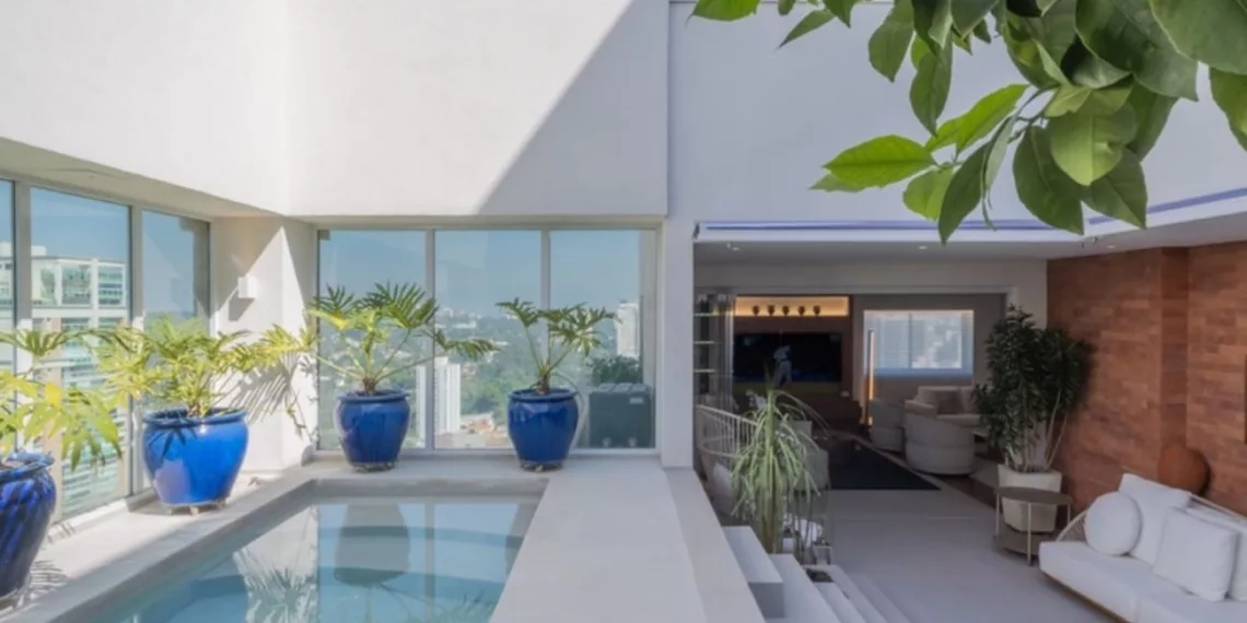 Atmosfera de casa com quintal em projeto de cobertura em São Paulo