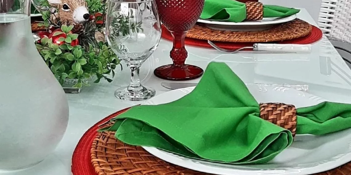 Decoração de Mesa de Natal Barata: Ideias Criativas para Encantar na Ceia