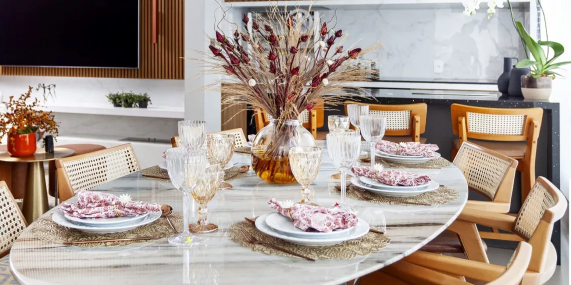 Mesa posta para as festas de final de ano: 4 dicas para encantar os convidados com uma decoração impecável