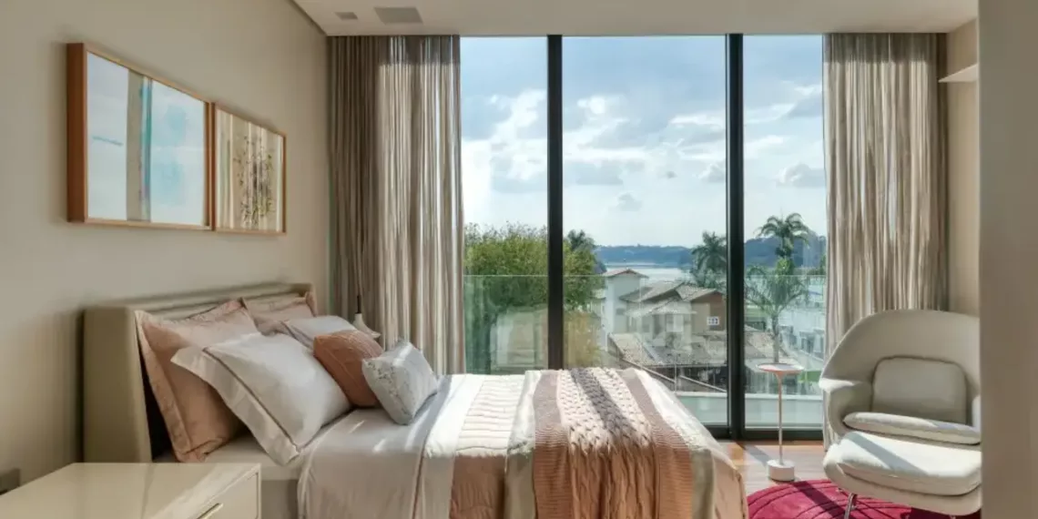 Com vista deslumbrante, casa na Pampulha integra arquitetura e natureza