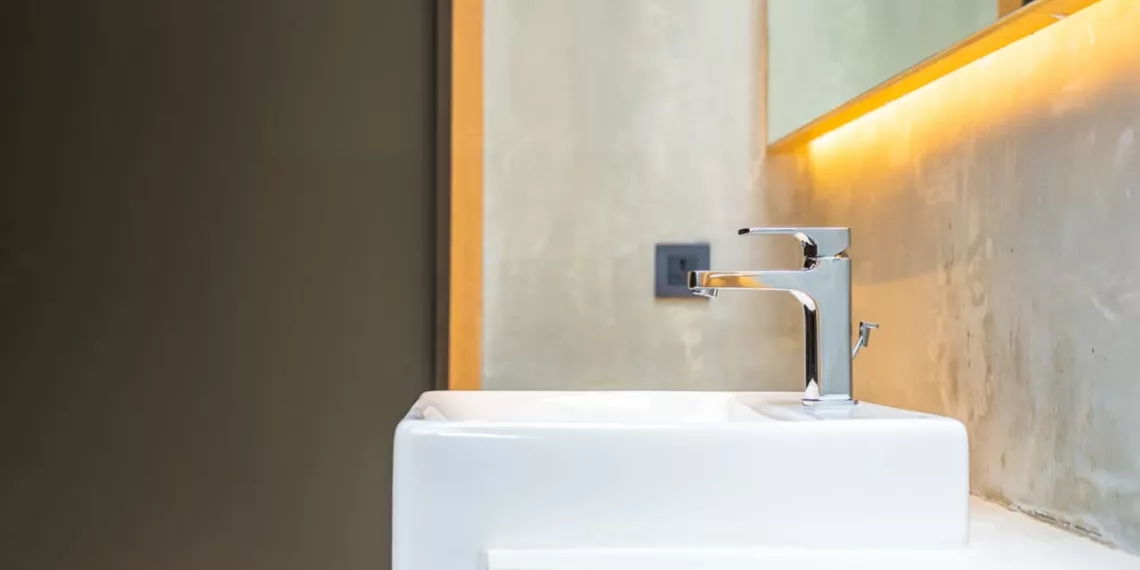 Saiba como otimizar banheiros pequenos com dicas de especialistas, criando ambientes funcionais e elegantes