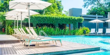 Paisagismo de piscina: as plantas que resistem ao sol o ano todo e reduzem a limpeza pela metade