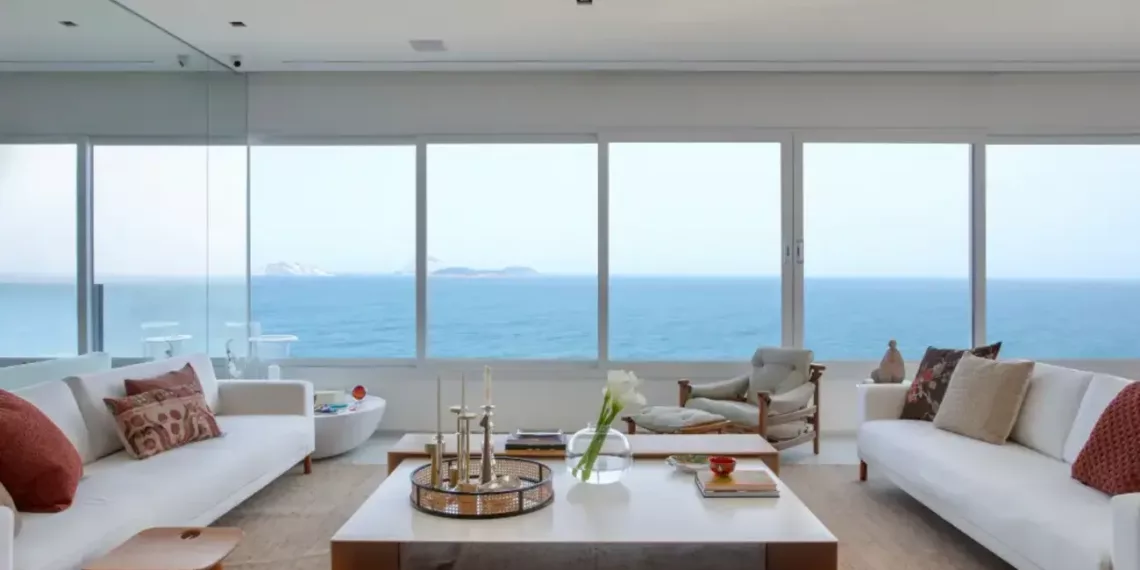 Um refúgio com vista para o mar: apartamento de 290 m² é transformado com estilo e conforto