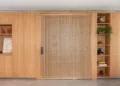 O apartamento Muxarabi beneficia-se da ventilação cruzada na área social. O elemento vazado contribui com a troca do ar, que é feito também pelas janelas | Projeto do escritório Rawi Arquitetura + Design | Foto: Rafael Renzo