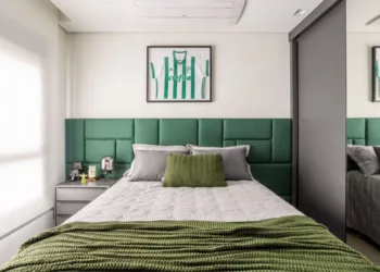 Um dormitório repleto de personalidade: esse projeto assinado pelo arquiteto Bruno Moraes evidencia a grande paixão do morador – o Palmeiras – nos tons evidenciados na cabeceira, no enxoval e na camisa do time que foi emoldurada| Projeto BMA Studio | Foto: Guilherme Pucci