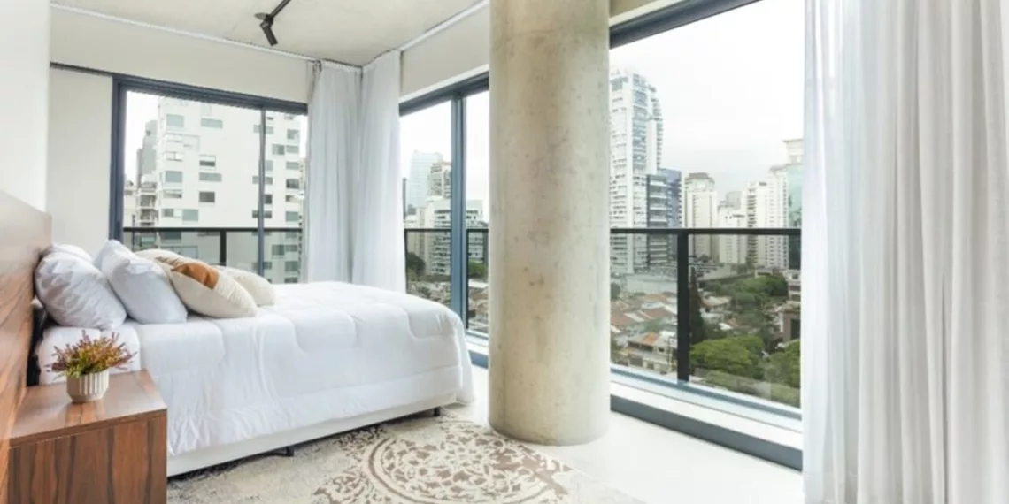 Com amplas esquadrias de vidro, o projeto capitaneado pelas arquitetas Natália de Souza e Jociane Mendes - do escritório ResiliArt Arquitetura -, é uma ode ao aconchego através do décor que combina cores neutras e o tom caloroso da madeira presente na marcenaria planejada e nos móveis soltos do imóvel | Projeto: ResiliArt Arquitetura | Foto: Kelly Queiroz
