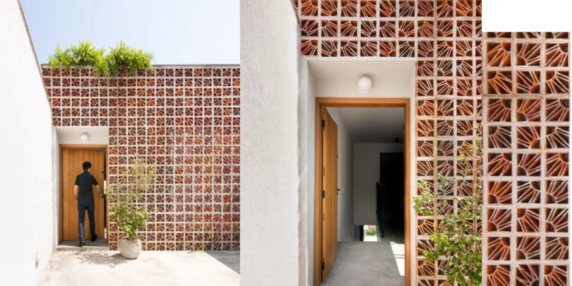 O acesso principal da casa assinado pelo arquiteto Raphael Wittmann destaca o Cobogó Sol. Na face sudeste, ele garantiu o frescor da ventilação natural e luz no interior da edificação. À direita, um recorte ilustra o desenho da peça | Projeto do escritório Rawi Arquitetura + Design | Foto: Juliana Deeke