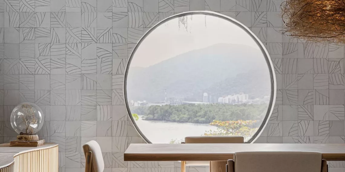 No projeto assinado pelo arquiteto Luiz Sentinger para a CASACOR SC 2024, intitulado Refúgio Axell, o revestimento Fóssil, da Palazzo, contribuiu para conceber um espaço de relaxamento e de contemplação à natureza em um ambiente que se debruça sobre o mar de Florianópolis | Foto: Lio Simas