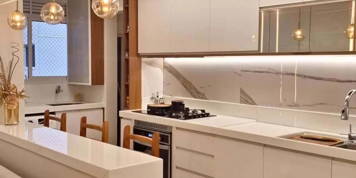 Armário de cozinha branco: o clássico que se reinventa com elegância e versatilidade