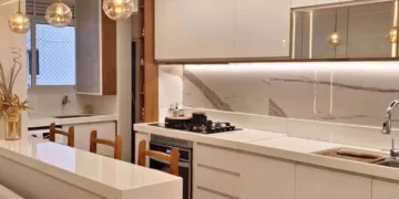 Armário branco na cozinha: veja como essa marcenaria clássica se reinventa com puxadores, ripado e acabamentos foscos