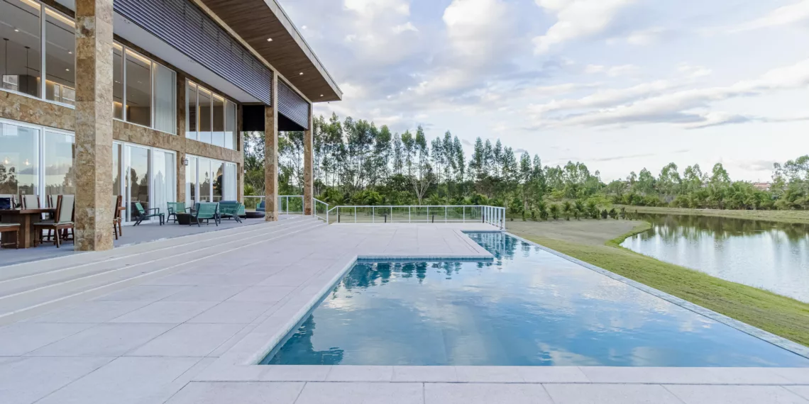 Ideal para áreas de piscina, a linha Novo Apolo, da Palazzo, possui opções de cores que retém menos calor que os pisos cerâmicos e porcelanatos de cor similar, proporcionando mais conforto térmico. Com textura porosa antiderrapante, é segura e versátil, podendo ser usada como borda de piscina, grelhas, soleiras e rodapés. Disponível nos tamanhos 50 x 50 cm, 100 x 50 cm e 100 x 100 cm, com 2 cm de espessura, e nas cores Branco, Fendi e Cinza Claro | Foto: Divulgação Palazzo