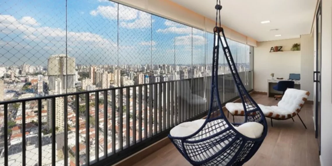 Com as poltronas suspensas é possível criar um ponto de estar flutuante em varandas, salas e quartos. Além do suave balanço e movimento, elas contribuem para a integração dos espaços, oferecem aconchego e até a possibilidade de apreciar a vista, como neste terraço idealizado pela arquiteta Rosangela Pena | Foto: Sidney Doll