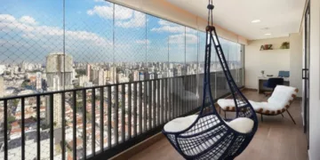 Com as poltronas suspensas é possível criar um ponto de estar flutuante em varandas, salas e quartos. Além do suave balanço e movimento, elas contribuem para a integração dos espaços, oferecem aconchego e até a possibilidade de apreciar a vista, como neste terraço idealizado pela arquiteta Rosangela Pena | Foto: Sidney Doll