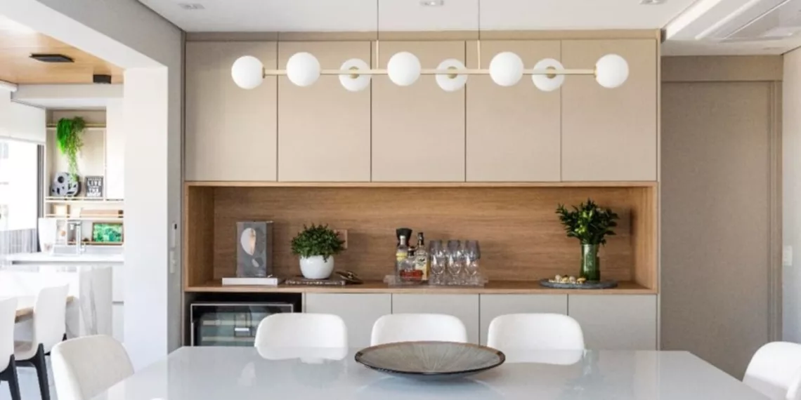 Nos projetos de interiores, o buffet pode assumir diversas ‘roupagens’, tal qual a arquiteta Daniela Funari executou nesse projeto. Com a marcenaria planejada, ela executou um móvel composto por armários aéreos e inferiores, além de um amplo nicho para o bar e outro para acoplar a adega | FOTO: Mariana Camargo
