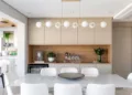 Nos projetos de interiores, o buffet pode assumir diversas ‘roupagens’, tal qual a arquiteta Daniela Funari executou nesse projeto. Com a marcenaria planejada, ela executou um móvel composto por armários aéreos e inferiores, além de um amplo nicho para o bar e outro para acoplar a adega | FOTO: Mariana Camargo