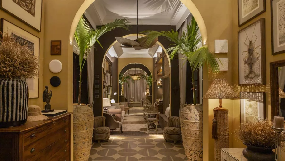 Em uma ampla galeria, o arquiteto Gabriel Figueiredo e o designer de interiores Fabricio Frezza marcam suas trajetórias profissionais com a primeira participação na CASACOR São Paulo. O Amado Hotel concentra cinco ambientes que compõem o lobby intimista e maximalista de um hotel boutique | Projeto: Frezza & Figueiredo Arquitetura e Interiores | Foto: Carolina Mossin