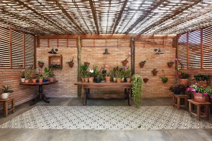 Uso da area externa como aposta para horta, canteiros e plantas