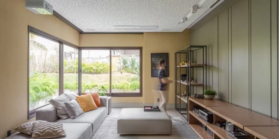 A tecnologia nos lares já é uma realidade para muitas famílias, indo desde acionamento de luz e som ao controle de janelas e toldos. Unindo as facilidades do mundo moderno com a base sólida dos conhecimentos de arquitetura e decoração, os profissionais da área unem o moderno e o clássico para criar ambientes otimizados e funcionais. | Projeto: Patricia Penna Arquitetura & Design | FOTO: Leandro Moraes