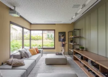 A tecnologia nos lares já é uma realidade para muitas famílias, indo desde acionamento de luz e som ao controle de janelas e toldos. Unindo as facilidades do mundo moderno com a base sólida dos conhecimentos de arquitetura e decoração, os profissionais da área unem o moderno e o clássico para criar ambientes otimizados e funcionais. | Projeto: Patricia Penna Arquitetura & Design | FOTO: Leandro Moraes