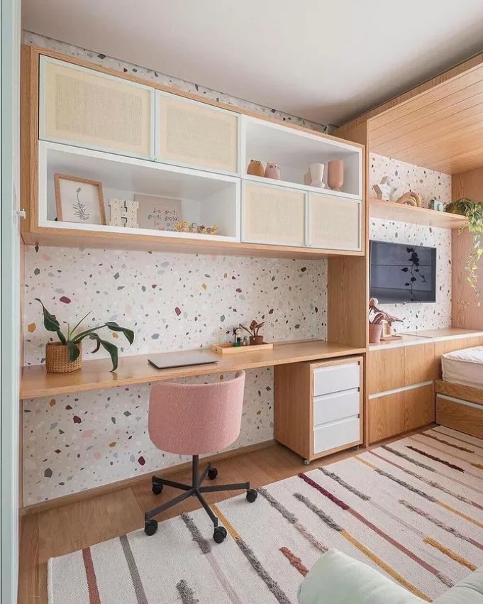 Quarto de menina com cantinho dos estudos planejado
