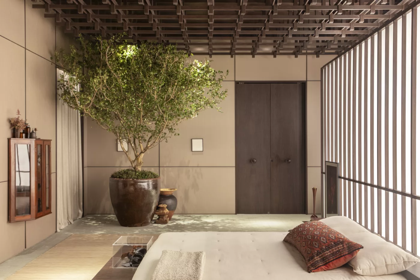 Casa Toushi by Duratex de Bruno Carvalho propõe um refúgio oriental em uma arquitetura silenciosa e contemplativa na CASACOR São Paulo