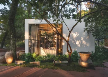 Pensado para um homem moderno e bem-sucedido, o projeto do designer de interiores Henrique Freneda, batizado de Casa Viva, une emoções e simplicidade alinhadas ao lifestyle contemporâneo. Sua concepção evoca finalidade e sofisticação constituídas 
em uma atmosfera pautada na sustentabilidade. Envolvida em uma caixa de vidro que tira partido do sistema de construção a seco, a casa integra o espaço ao jardim do paisagista Luciano Zanardo | Foto: Roberta Gewehr