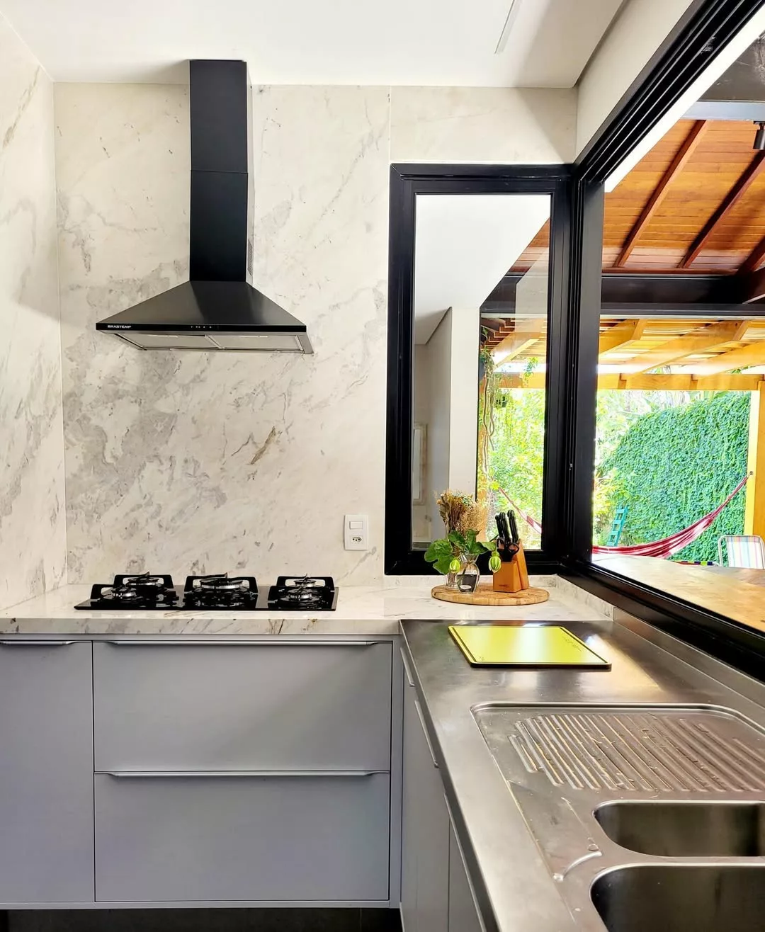 cozinha com bancada de marmore