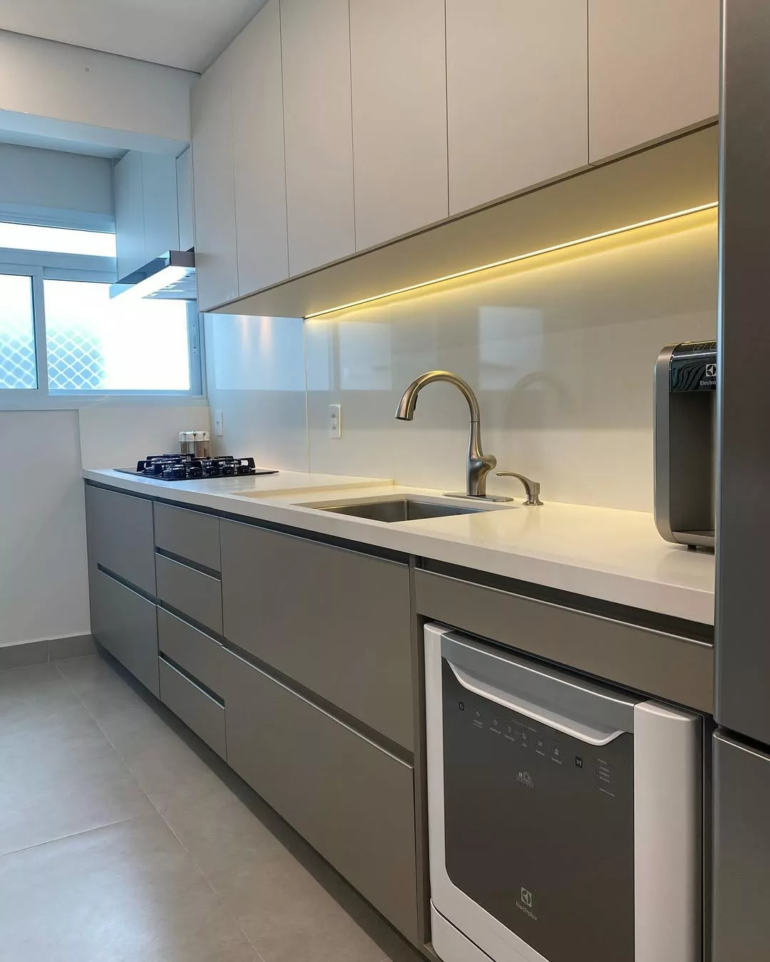 cozinha planejada com bancada de marmore