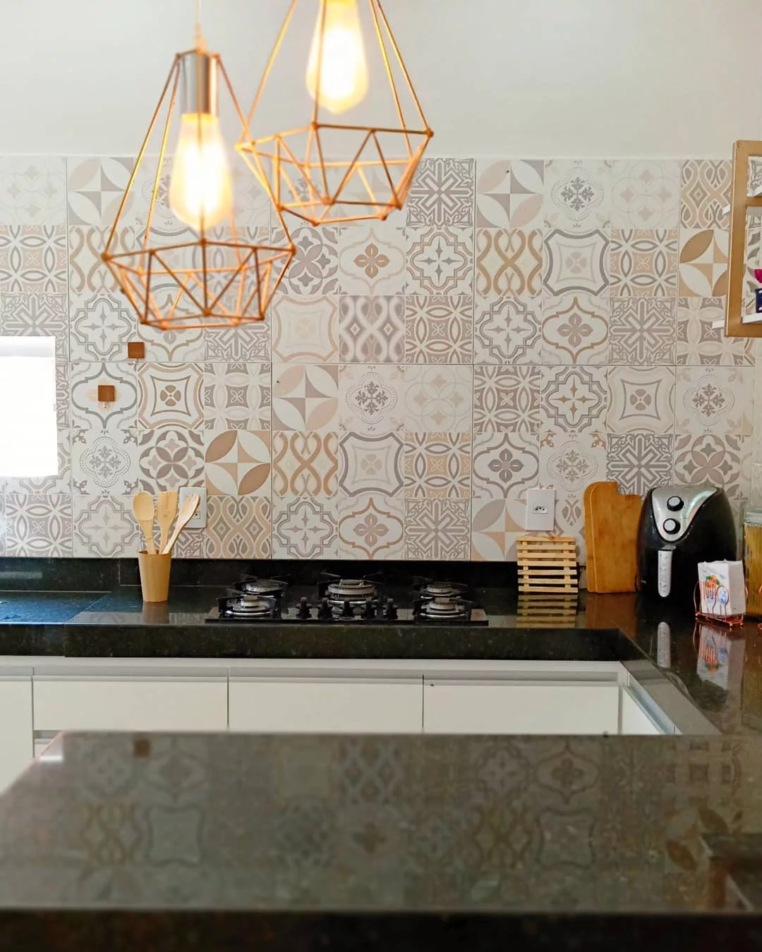 decoração de cozinha com bancada de marmore preto