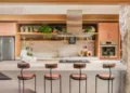 Neste ambiente para a CASACOR São Paulo 2023, o arquiteto Bruno Moraes dedicou-se à concepção de sua ‘Cozinha Funcional’. Junto com o layout e as orientações do décor, o profissional assinala que a utilização prazerosa do ambiente está relacionada à ergonomia destinada para cada parte de sua composição | Projeto BMA Studio | Foto: Guilherme Pucci