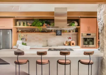 Neste ambiente para a CASACOR São Paulo 2023, o arquiteto Bruno Moraes dedicou-se à concepção de sua ‘Cozinha Funcional’. Junto com o layout e as orientações do décor, o profissional assinala que a utilização prazerosa do ambiente está relacionada à ergonomia destinada para cada parte de sua composição | Projeto BMA Studio | Foto: Guilherme Pucci