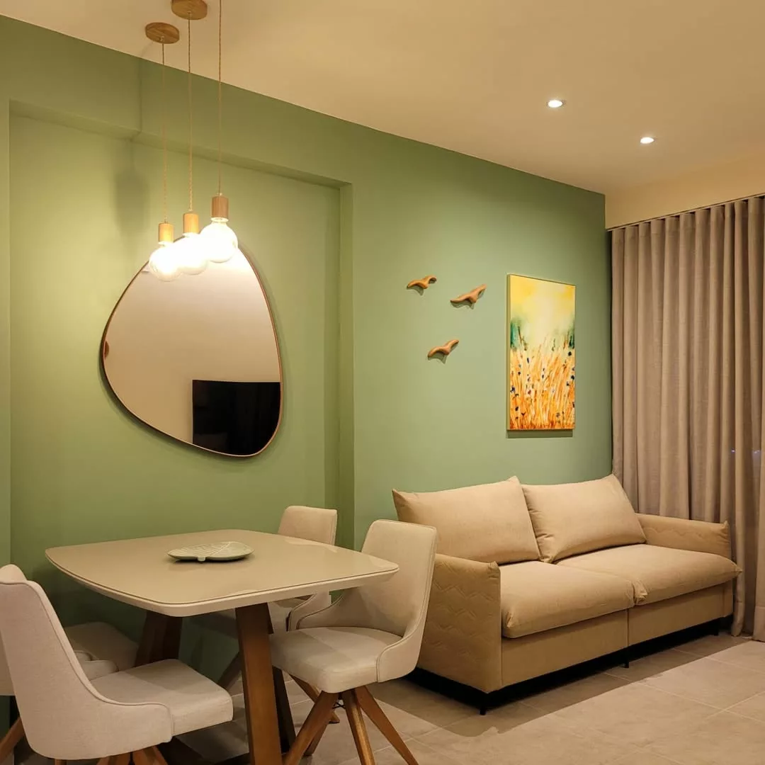 Tons de verde em destaque na decoração da sala de estar