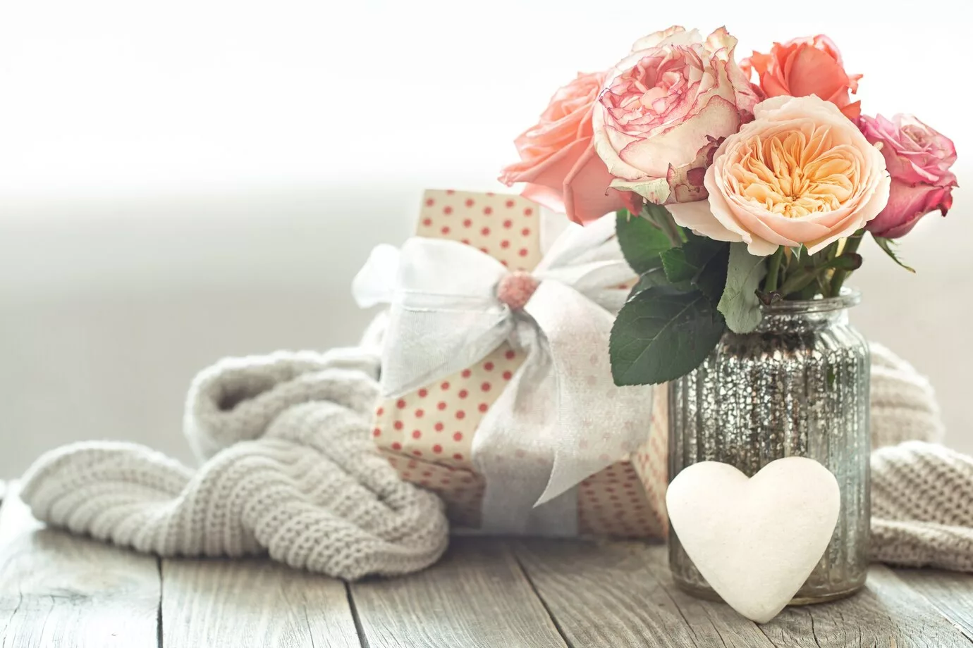 mesa com detalhes romanticos