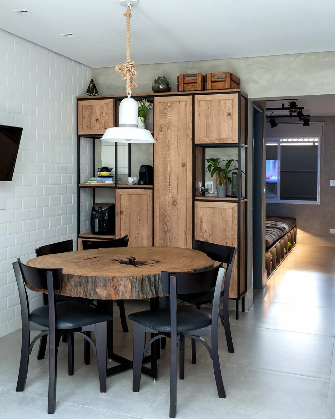 Sala de jantar com mesa rustica