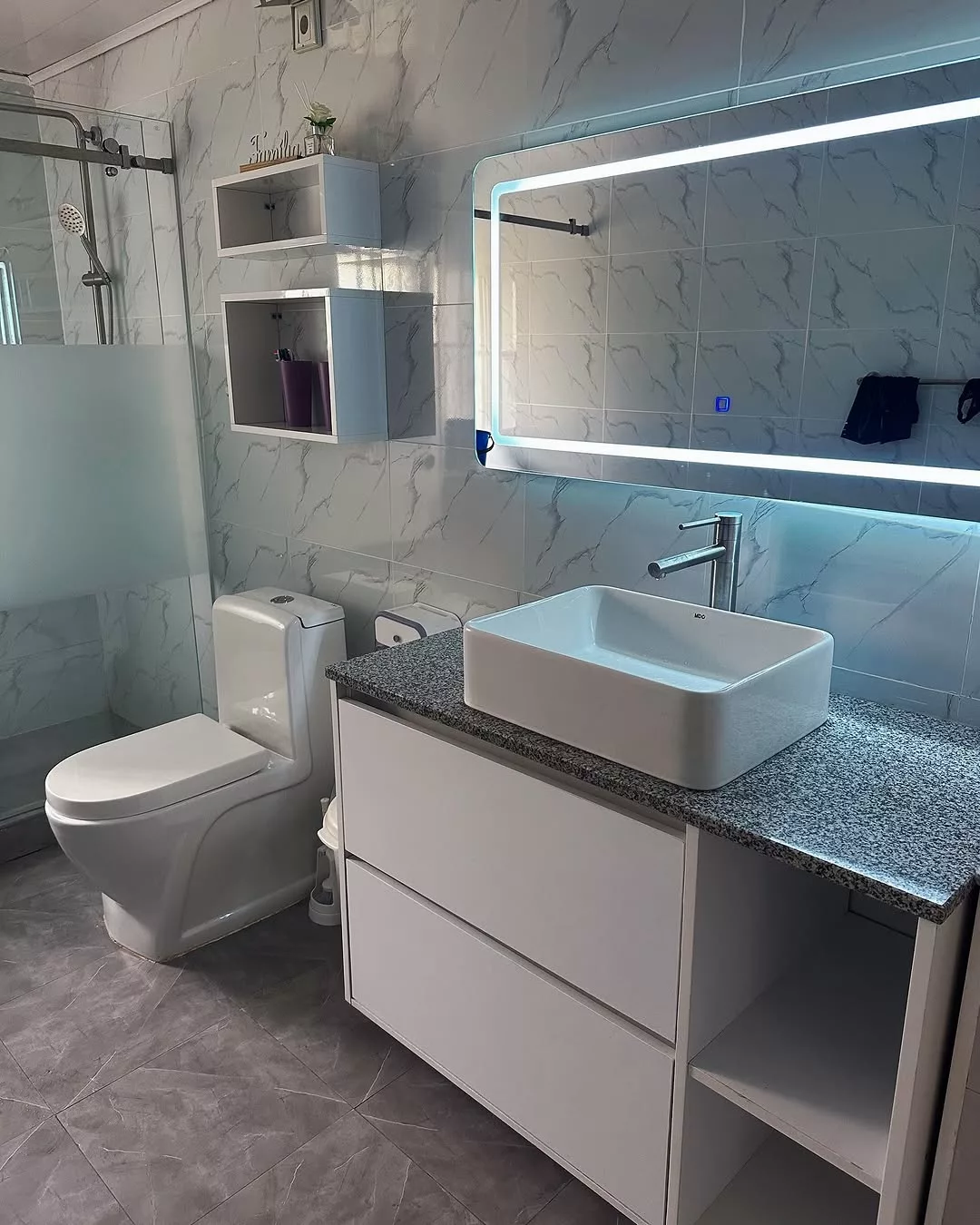Banheiro decorado com espelho led