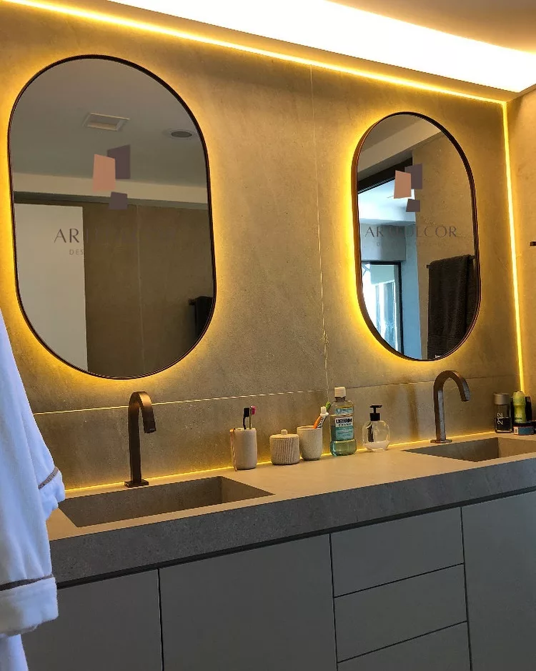 Decoração de banheiro com 2 espelhos led