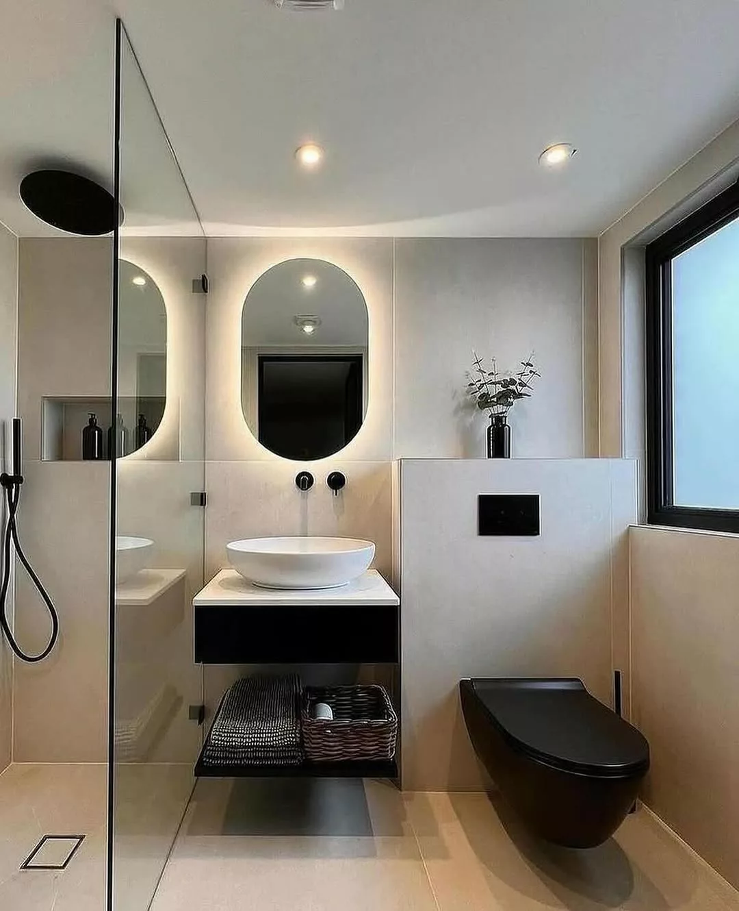 banheiro minimalista com espelho led