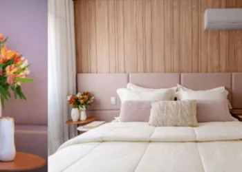 No quarto de casal, a mesinha lateral recebe o trio de vasos, com diferentes alturas, de um lado, e uma luminária, do outro. Com o colorido das flores, as arquitetas Vanessa Paiva e Claudia Passarini entregam ao morador a oportunidade de sempre contar com um décor diferente por conta da fusão de cores dos arranjos | Fotos: Xavier Neto